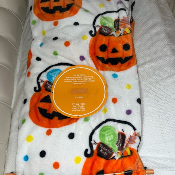 Pumpkin Full of Tootsie Candy -Oversized Plush Throw Blanket -60x70 in -White - Picture 4 of 7